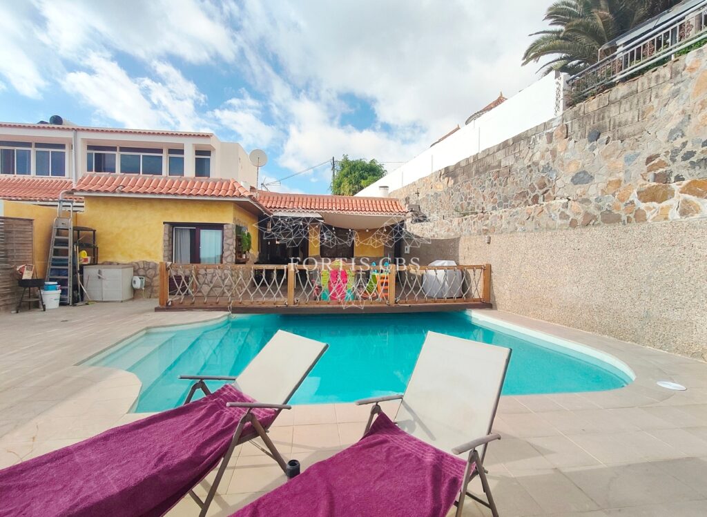 Extensive Semi-detached House with Swimming Pool