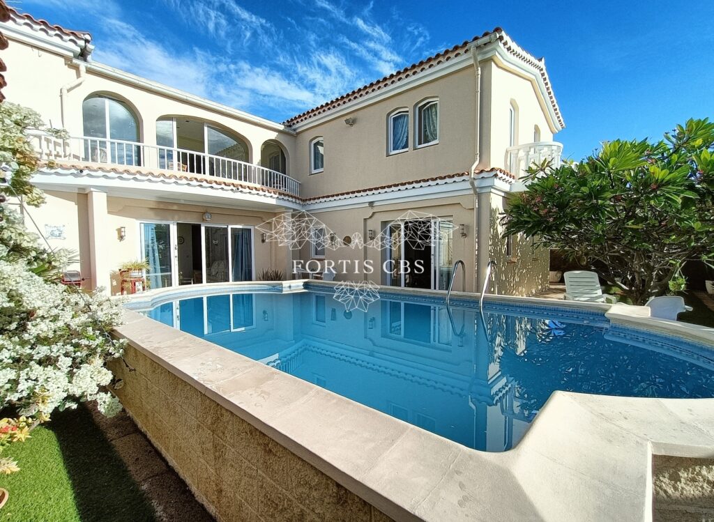 Villa in Quiet Area with Swimming Pool and Guest Apartments