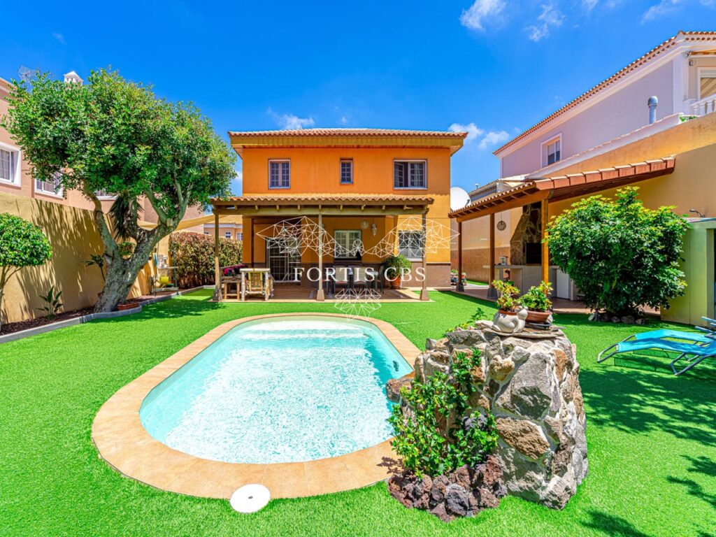 Beautiful Detached Villa with Private Pool in a Popular Residential Area