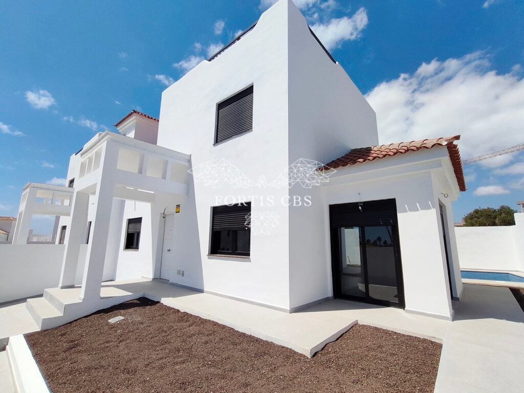 Modern Four Bedroom Golf Property with Private Pool