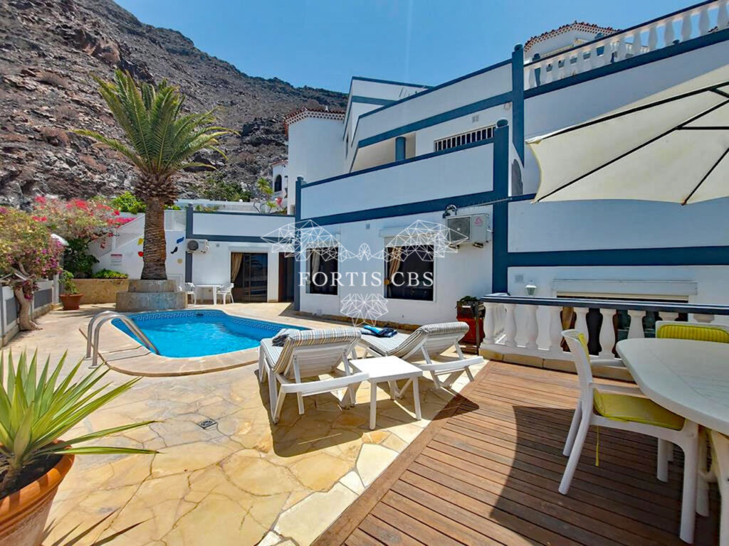 Desirable Three Bedroom Villa With Private Heated Pool