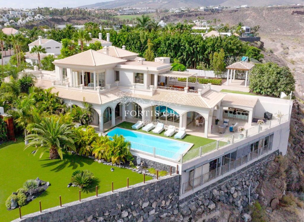 Stunning Luxury Mansion in Prime Location
