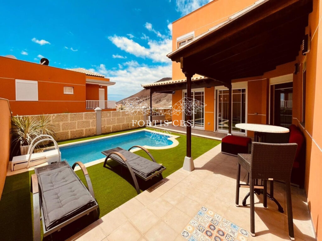 Super Semi-Detached Villa with Private Swimming Pool with Rental Potential
