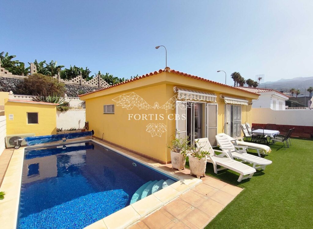 Splendid Three Bedroom Bungalow with Private Heated Swimming Pool