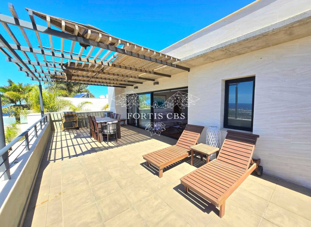 Three Bedroom Luxury Apartment with Panoramic Outlook
