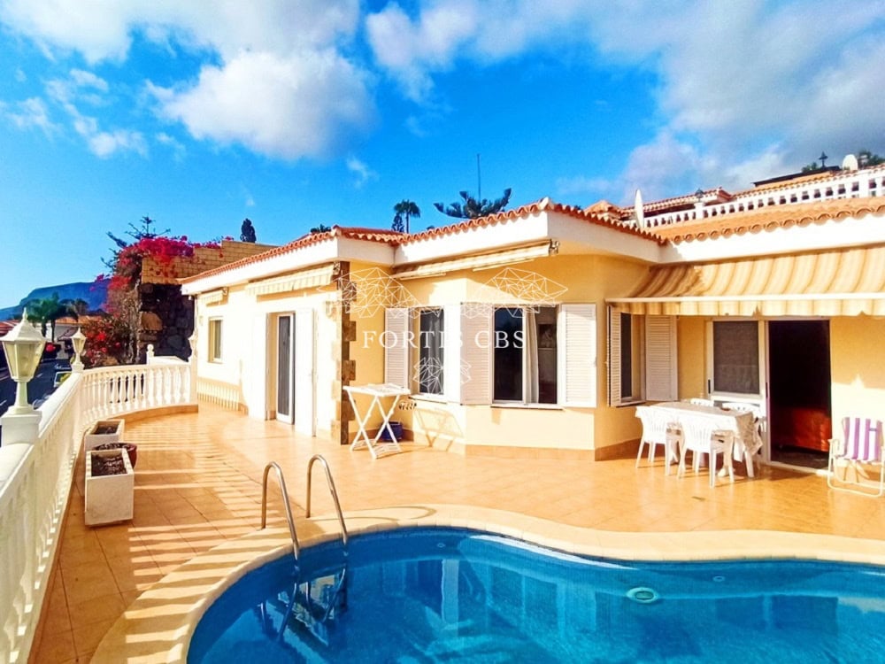 Detached Villa with Heated Pool in Popular Urbanization